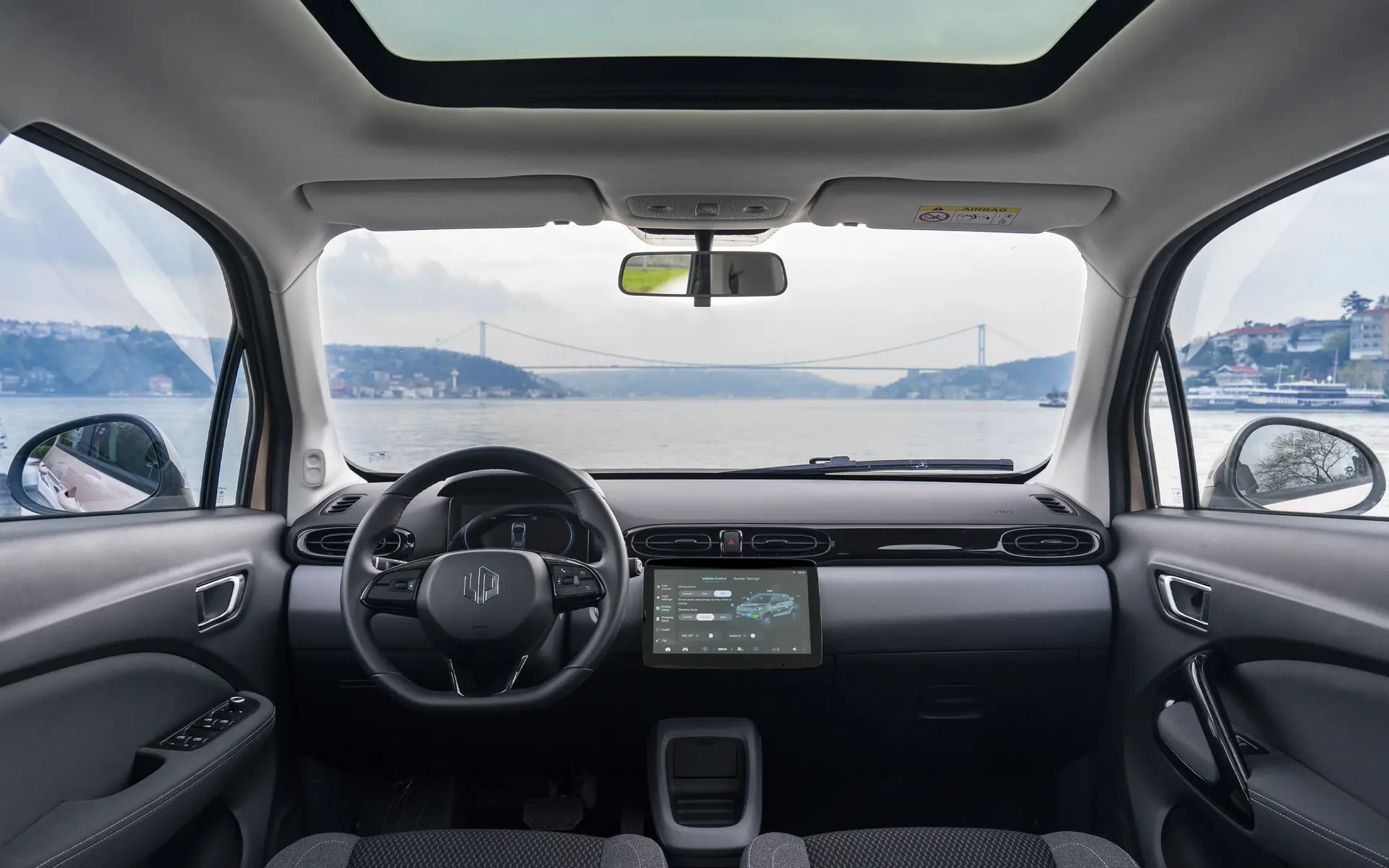 Panoramski stakleni krov u kabini Leapmotor T03